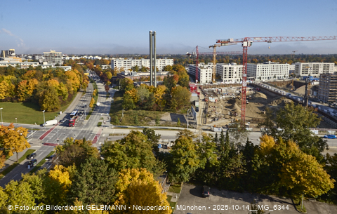15.10.2025 - goldener Oktober mit Blick auf das Marx-Zentrum und Wohnanlage am Karl-Marx-Ring 52-62